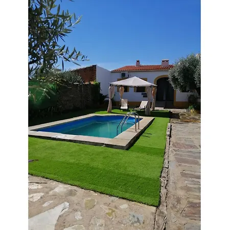 Expansive With Private Pool דירה